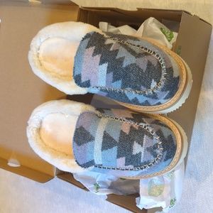 New women's size 9 sanuk slippers - cozy vibe southwest pattern